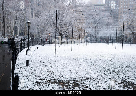 I visitatori al Madison Square Park di New York di godere la neve come passano il incandescente orbs dell artista Erwin Rich "Whiteout" Installazione su Sabato, 9 dicembre, 2017. La città si aspetta di ricevere tra i tre e i sei pollici della roba bianca nella prima nevicata della stagione. (© Richard B. Levine) Foto Stock