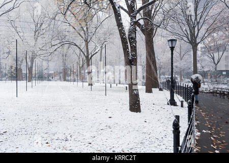 I visitatori al Madison Square Park di New York di godere la neve come passano il incandescente orbs dell artista Erwin Rich "Whiteout" Installazione su Sabato, 9 dicembre, 2017. La città si aspetta di ricevere tra i tre e i sei pollici della roba bianca nella prima nevicata della stagione. (© Richard B. Levine) Foto Stock