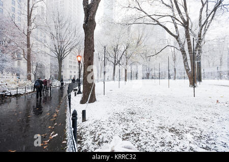 I visitatori al Madison Square Park di New York di godere la neve come passano il incandescente orbs dell artista Erwin Rich "Whiteout" Installazione su Sabato, 9 dicembre, 2017. La città si aspetta di ricevere tra i tre e i sei pollici della roba bianca nella prima nevicata della stagione. (© Richard B. Levine) Foto Stock