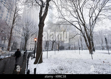 I visitatori al Madison Square Park di New York di godere la neve come passano il incandescente orbs dell artista Erwin Rich "Whiteout" Installazione su Sabato, 9 dicembre, 2017. La città si aspetta di ricevere tra i tre e i sei pollici della roba bianca nella prima nevicata della stagione. (© Richard B. Levine) Foto Stock