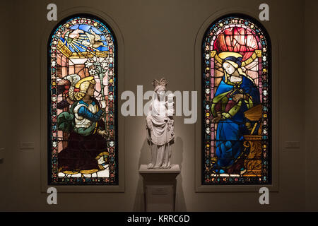National Gallery of Art vetrate colorate Washington DC // vetrate colorate e arte religiosa in mostra alla National Gallery of Art di Washington DC. Foto Stock
