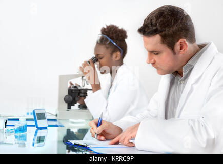 Gli scienziati, maschio e femmina, il lavoro in un centro di ricerca Foto Stock