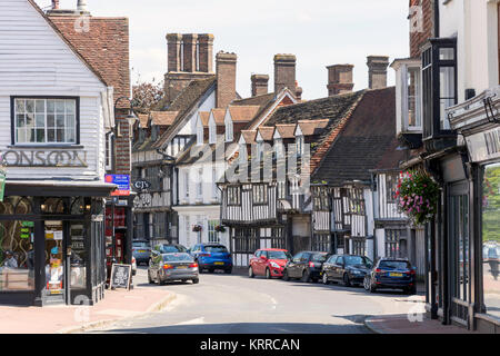 Legno a edifici in stile Tudor in High Street, East Grinstead West Sussex, in Inghilterra, Regno Unito Foto Stock