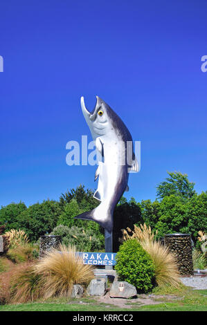 'Benvenuti al Rakaia' statua di salmone, Rakaia, regione di Canterbury, Isola del Sud, Nuova Zelanda Foto Stock
