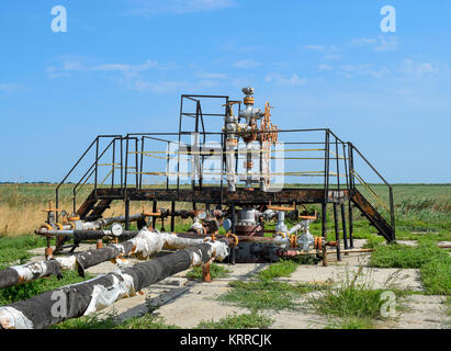 Bene anche per la produzione di petrolio e gas. Olio e apparecchiature di testa del pozzo. La produzione di olio Foto Stock