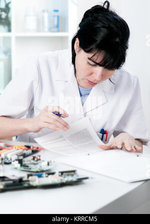 Gli scienziati o electronics ingeneer controlla i fogli di calcolo Foto Stock