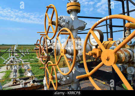 Bene anche per la produzione di petrolio e gas. Olio e apparecchiature di testa del pozzo. La produzione di olio. Pozzetti in Kuban. Estrazione di idrocarburi. Foto Stock