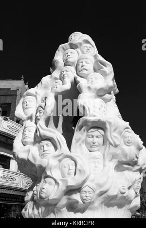 La scultura al di fuori del Jallianwala Bagh, un giardino pubblico di Amritsar, stato del Punjab, India, in ricordo dei martiri del 1919 Jallianwala Bagh massacro Foto Stock