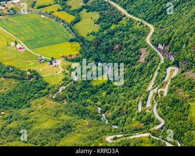 Avvolgimento su strada dal villaggio di Geiranger Dalsnibba montagna in More og Romsdal county, Norvegia. Foto Stock