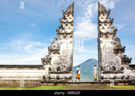 Indonesia - Bali - tourist in piedi tra gate Lempuyang Foto Stock