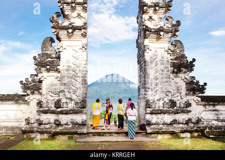 Indonesia - Bali - tourist in piedi tra gate Lempuyang Foto Stock