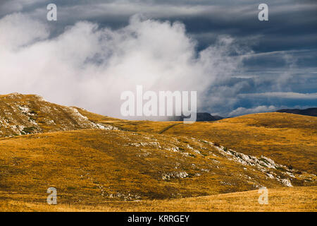 In autunno il paesaggio di nebbia od Chatyr-Dag mountain Foto Stock