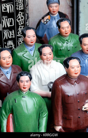 Ceramica di Souvenir figure del Presidente Mao Zedong, Dongtai Road Mercato di antiquariato, Shanghai, Cina Foto Stock