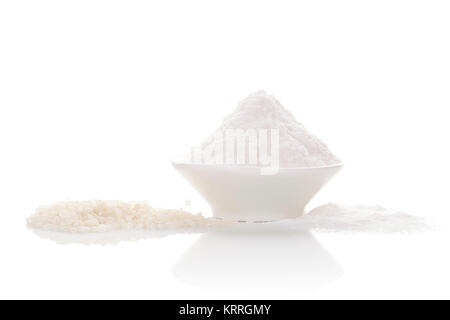 Riso bianco con farina di riso nel recipiente isolato su sfondo bianco. Senza glutine di farina. Foto Stock