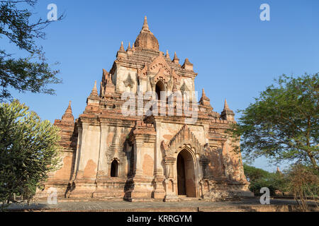 Antica Tha Beik Hmauk Gu Hpaya a Bagan, Myanmar (Birmania), in una giornata di sole. Foto Stock
