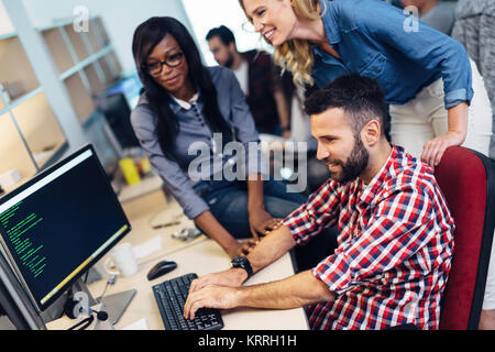 Gli ingegneri software su progetto e programmazione in azienda Foto Stock