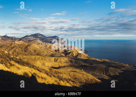 Bel tramonto in montagna che si affaccia sulla costa Foto Stock