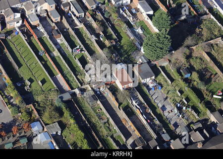 Una veduta aerea di giardini suburbani nelle Midlands Foto Stock