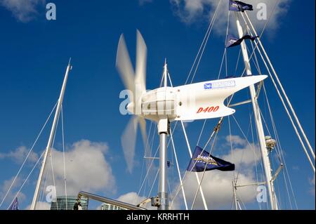 Piccole turbine eoliche che generano elettricità dal vento sulla barca a vela ormeggiata al Bayside Marketplace e Marina, centro di Miami, Florida, Stati Uniti d'America. Foto Stock