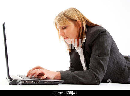Junge Geschaeftsfrau arbeitet am Laptop - donna d'affari con computer portatile Foto Stock