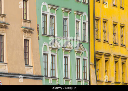 Cracovia architettura barocca, dettaglio di variopinti edifici lungo l'angolo nord-ovest della piazza principale del mercato (Rynek Glowny) in Cracovia in Polonia. Foto Stock