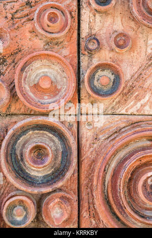 Ceramica pannello marrone di quattro rettangoli decorata con cerchi Foto Stock