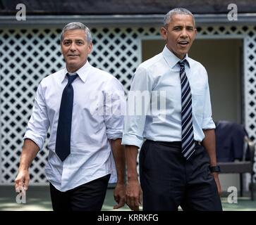 Attore George Clooney (sinistra) e U.S. Il presidente Barack Obama giocare a basket alla Casa Bianca, 12 settembre 2016 a Washington, DC. Foto Stock