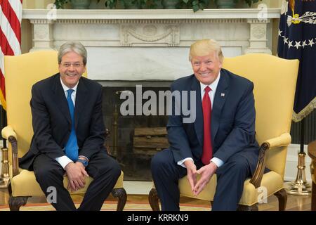 Primo Ministro italiano Paolo Gentiloni (sinistra) soddisfa con U.S. Presidente Donald Trump all Ufficio Ovale della Casa Bianca Aprile 20, 2017 a Washington, DC. Foto Stock