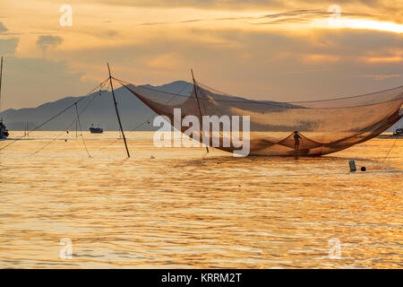 Pescatore ha lavorato nel villaggio di pescatori di Cua Dai, Hoi An, Vietnam. Hoian è riconosciuta come patrimonio mondiale dall'UNESCO. Foto Stock