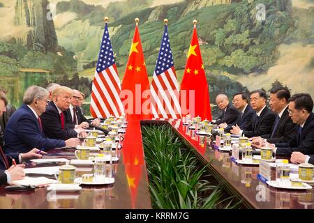 Stati Uniti Presidente Donald Trump incontra il Premier cinese LI Keqiang presso la Grande Sala del Popolo Novembre 9, 2017 a Pechino, Repubblica Popolare Cinese. Foto Stock