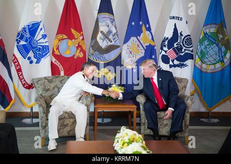 Stati Uniti Pacifico Comando (PACOM) comandante Harry Harris (sinistra) saluta U.S. Presidente Donald Trump al momento del suo arrivo presso l'U.S. Pacific Command Headquarters Novembre 3, 2017 in Aiea, Hawaii. Foto Stock