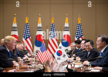 Stati Uniti Presidente Donald Trump (sinistra) e il Presidente sud coreano Moon Jae-nel soddisfare al Blue House il 7 novembre 2017 a Seul, Repubblica di Corea. Foto Stock