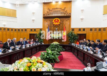 Stati Uniti Presidente Donald Trump si incontra con i vietnamiti Repubblica socialista del Primo Ministro Nguyen Xuan Phuc presso l' Ufficio di governo della Camera del Consiglio 12 novembre 2017 ad Hanoi, Vietnam. Foto Stock