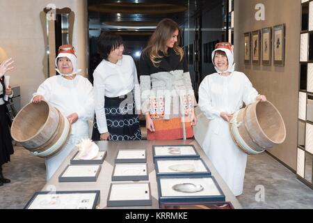 Akie Abe, moglie del Primo Ministro giapponese Shinzo Abe, E DEGLI STATI UNITI La First Lady Melania Trump visita tradizionale Ama pearl oyster subacquei presso la Mikimoto flagship store Novembre 5, 2017 a Tokyo, Giappone. Foto Stock