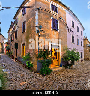 Groznjan borgo medioevale strada acciottolata Foto Stock