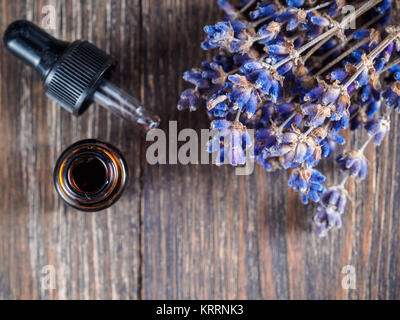 Olio essenziale di lavanda e fiori Foto Stock