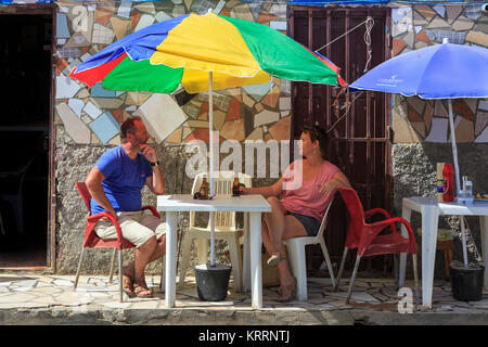 I turisti seduto fuori sul marciapiede in un ristorante a Santa Maria, Isola di Sal, Salina, Capo Verde, Africa Foto Stock