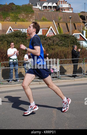 Un runner prende parte all'annuale Hastings mezza maratona sul lungomare di Hastings in East Sussex, in Inghilterra il 15 marzo 2009. Foto Stock