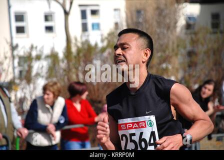 Un runner prende parte all'annuale Hastings mezza maratona sul lungomare di Hastings in East Sussex, in Inghilterra il 15 marzo 2009. Foto Stock