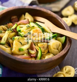 Tortellini al forno con zucchine e pancetta Foto Stock