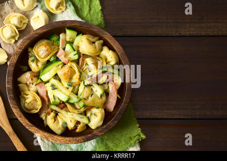 Tortellini al forno con zucchine e pancetta Foto Stock