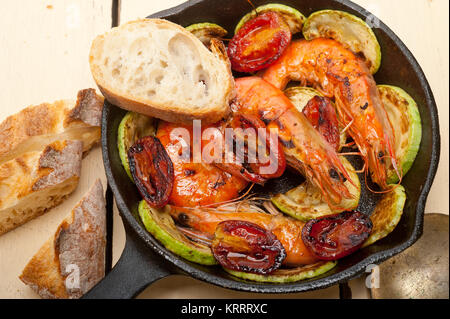 Arrosto di gamberi con zucchine e pomodori Foto Stock