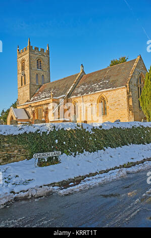 La chiesa di San Pietro, Welford on Avon, Warwickshire, su un inverno mattina, con cielo blu dopo una leggera nevicata. Foto Stock