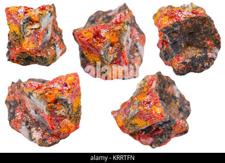 Set di varie realgar cristalli sulle rocce isolato Foto Stock