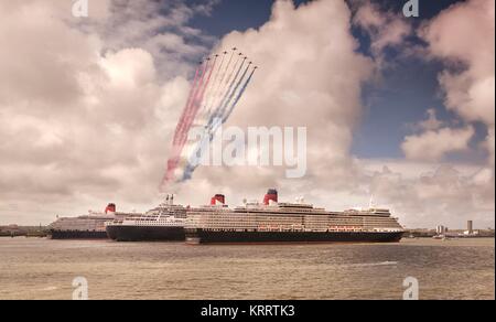 I tre Cunard Queens navi da crociera e le frecce rosse display sul fiume Mersey a Liverpool per Cunard. 175mo anniversario Foto Stock