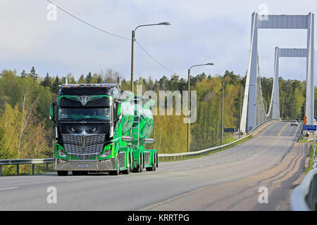 PARAINEN, Finlandia - 17 Maggio 2015: Mercedes-Benz Actros 2551 Highway Hero su strada. La famosa mostra carrello di proprietà di Kuljetus Auvinen Oy cale cemento Foto Stock