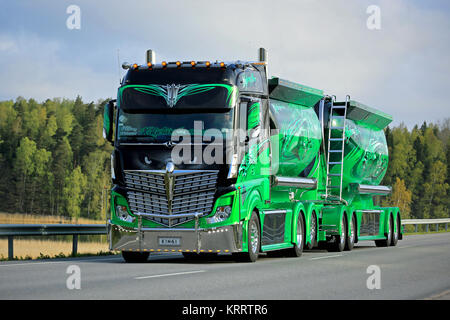 PARAINEN, Finlandia - 17 Maggio 2015: Mercedes-Benz Actros 2551 Autostrada eroe di proprietà di Kuljetus Auvinen Oy è il vincitore del prestigioso trofeo nordica 2 Foto Stock