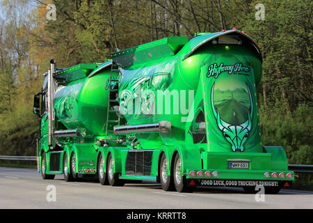 PARAINEN, Finlandia - 17 Maggio 2015: Mercedes-Benz Actros 2551 Autostrada eroe di proprietà di Kuljetus Auvinen Oy è il vincitore del prestigioso trofeo nordica 2 Foto Stock