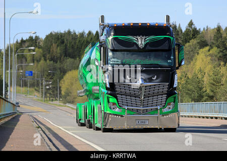 PARAINEN, Finlandia - 17 Maggio 2015: la famosa a livello internazionale mostra carrello Mercedes-Benz Actros 2551 Autostrada eroe di proprietà di Kuljetus Auvinen Oy cale cemen Foto Stock