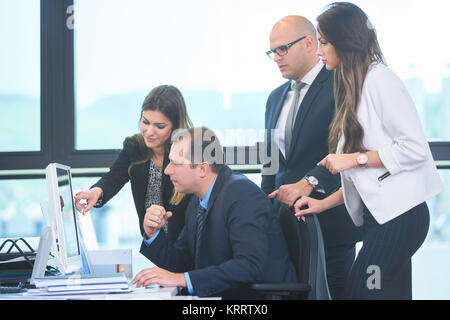 La gente di affari gruppo su incontro con il tecnico delle costruzioni architetto cercando edificio blueprint in ufficio moderno Foto Stock